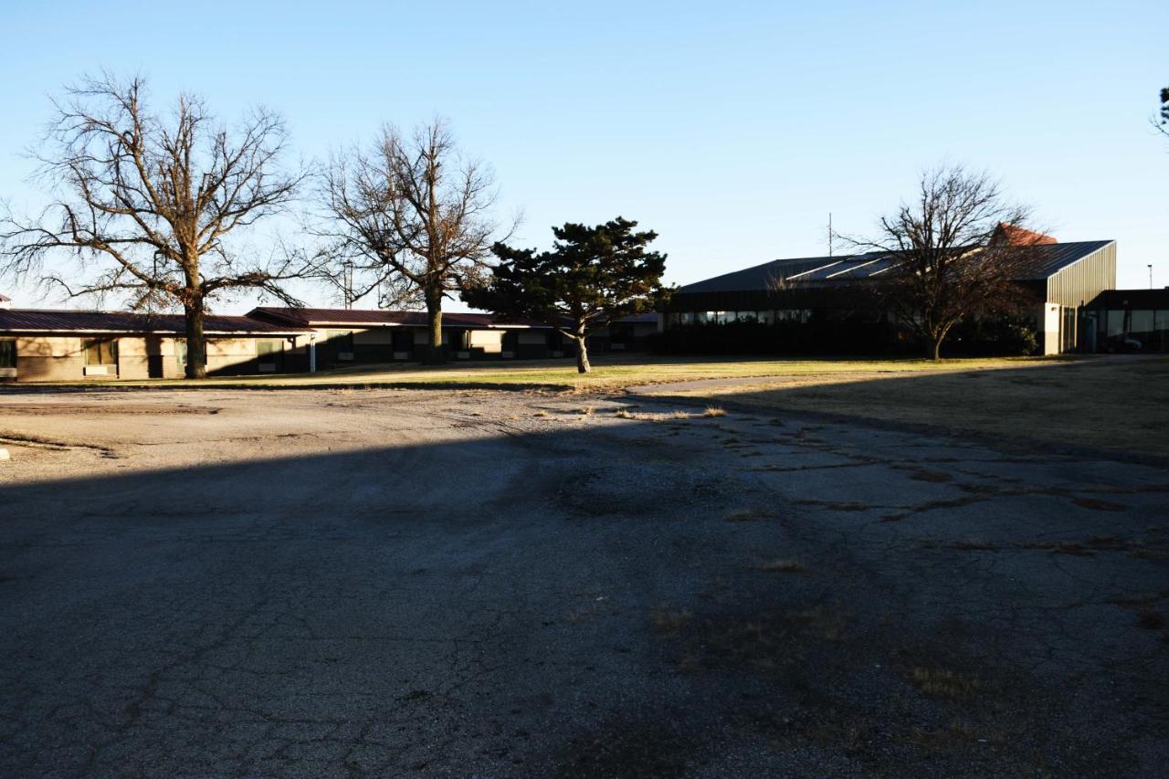 American Best Inn By Oyo I-35 Perry Near Lake Mcmurtry Extérieur photo