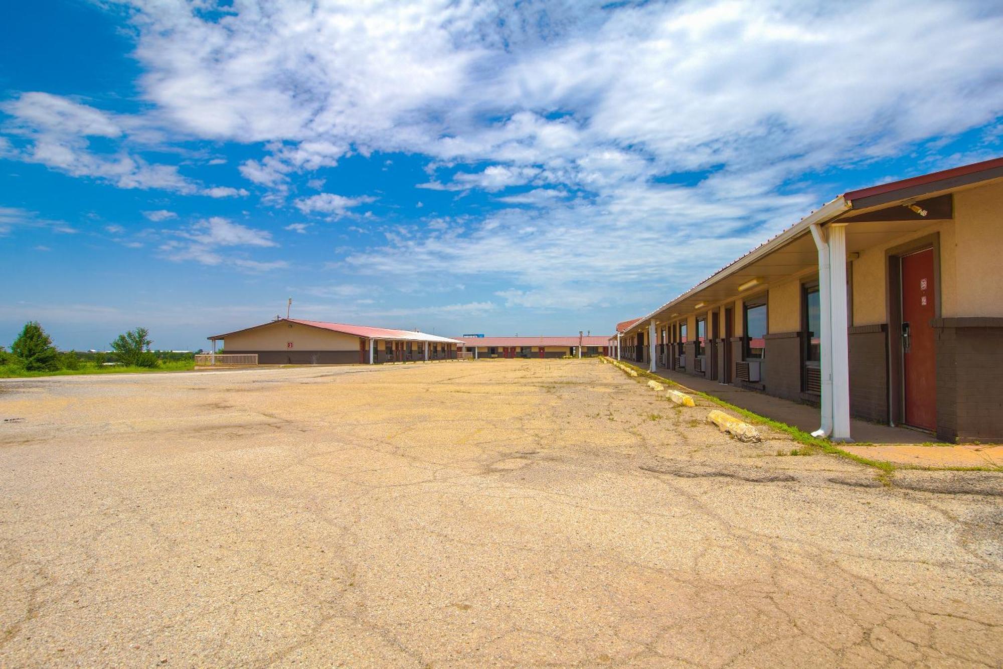 American Best Inn By Oyo I-35 Perry Near Lake Mcmurtry Extérieur photo